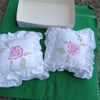 CUSCINI DI RASO BIANCO CON FIORE