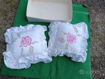 CUSCINI DI RASO BIANCO CON FIORE