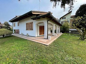 Villa di 280 m² con più di 5 locali e box auto a V
