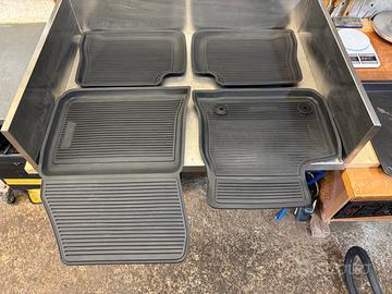 TAPPETINI PER JEEP AVENGER BEV 1 ST IN GOMMA