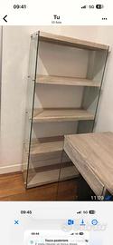 libreria legno e vetro molto bella