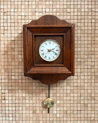 Orologio a pendolo in legno