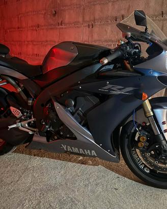 R1 20v 