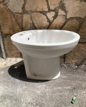 Bidet da terra e 2 lavandini usati