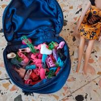 Barbie con vestiti e 100 scarpe