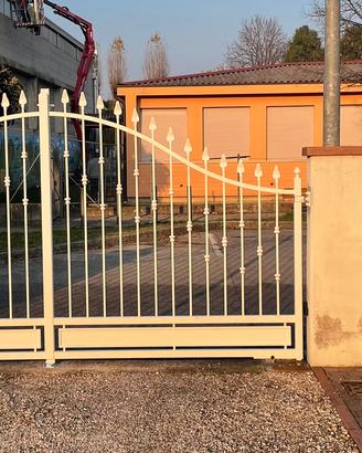 Cancello carraio e cancelletto pedonale