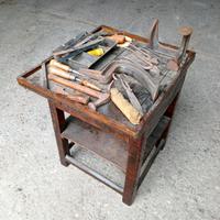Tavolino da calzolaio con strumenti vintage