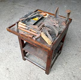 Tavolino da calzolaio con strumenti vintage