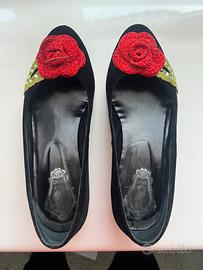 Scarpe velluto nero con fiore rosso Belen Donate