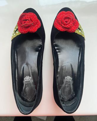 Scarpe velluto nero con fiore rosso Belen Donate