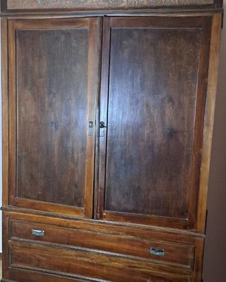 Armadio d'epoca primi ’900 con fregio decorativo