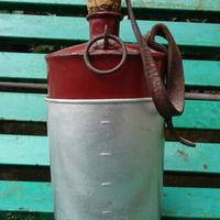 Antica borraccia in metallo