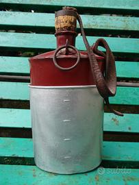 Antica borraccia in metallo