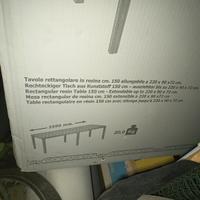 Tavolo e sedie in resina