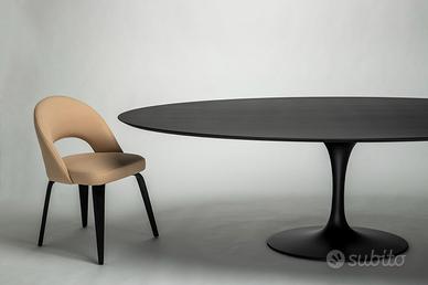 Tavolo Tulip ovale legno massello rovere, nero