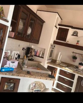 cucina in finta muratura e legno 