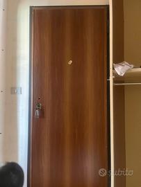 Porta blindata sedie e divano letto matrimoniale