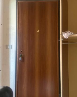 Porta blindata sedie e divano letto matrimoniale