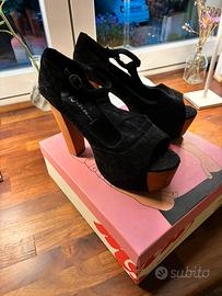 JEffrey Campbell estive 40