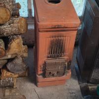 vecchia stufa in terracotta. 