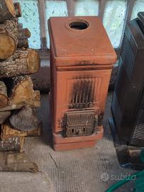 vecchia stufa in terracotta. 