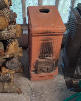 vecchia stufa in terracotta. 
