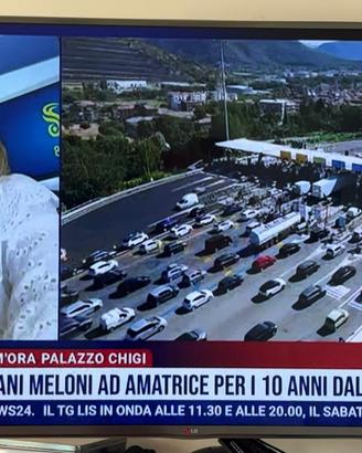TV Telefunken + staffa a muro inclusa