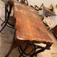 Tavolo da pranzo d’epoca in legno massello sagomat