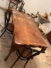 Tavolo da pranzo d’epoca in legno massello sagomat
