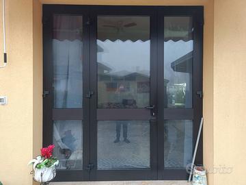 porta in alluminio con zanzariera