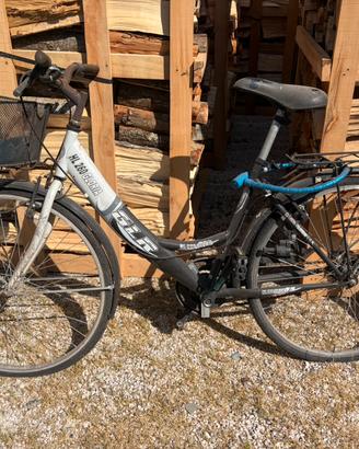 Bicicletta city bike con cestino