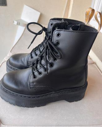 DR. Martens Jadon in pelle nera platform