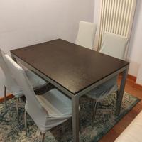 Tavolo allungabile e 4 sedie