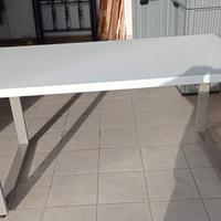 Tavolo in legno bianco e grigio