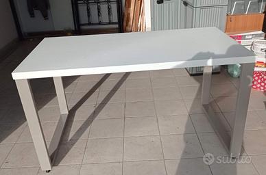 Tavolo in legno bianco e grigio