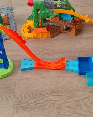 Mix piste mini trenini e pista Monster truck 