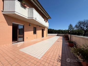 Appartamento con ingresso indipendente e lastrico