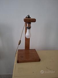 Lampada da comodino artigianale, legno di rovere 