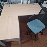 Scrivania angolare con sedia e cassettiera 