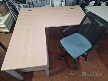Scrivania angolare con sedia e cassettiera 