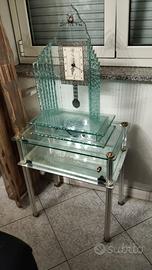 Tavolino in vetro con orologio decorativo