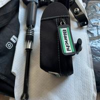 Porta attrezzi bici bianchi con cavalletto lateral