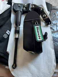 Porta attrezzi bici bianchi con cavalletto lateral