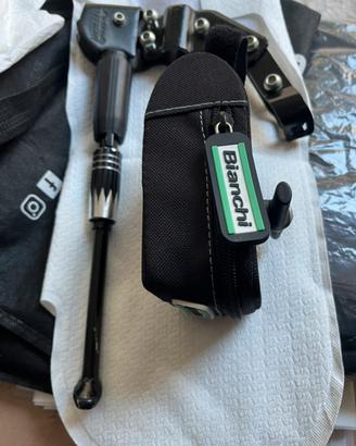 Porta attrezzi bici bianchi con cavalletto lateral