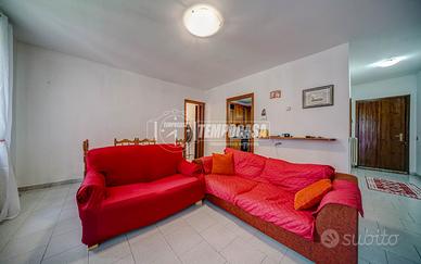 AMPIO TRE LOCALI CON BALCONE!