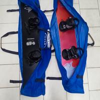 Coppia di Snowboard con sacche per il trasporto 
