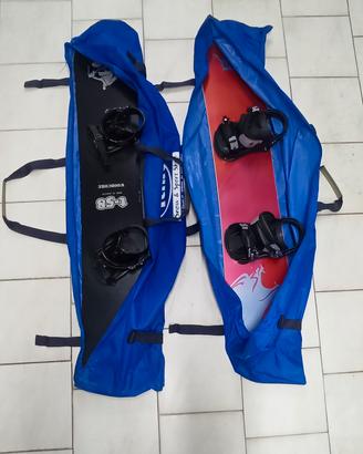 Coppia di Snowboard con sacche per il trasporto 