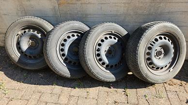Cerchi in lamiera da 16" con gomme invernali
