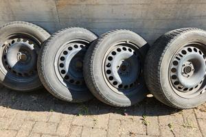 Cerchi in lamiera da 16" con gomme invernali
