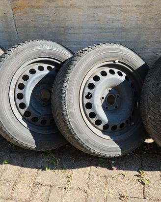 Cerchi in lamiera da 16" con gomme invernali